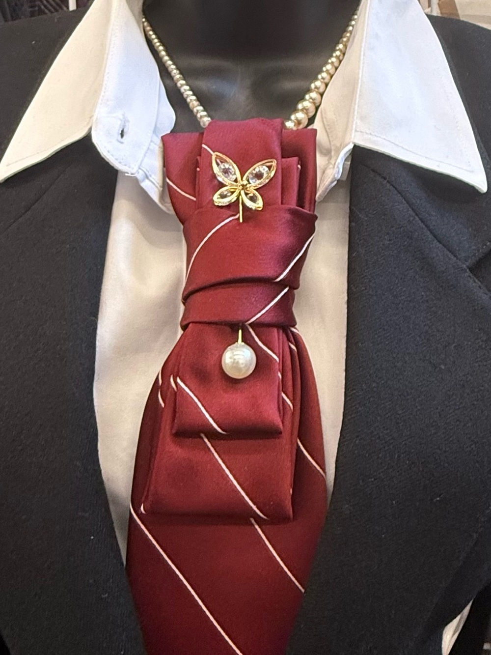 Vintage Tie Necktie Necklace Classy Red Striped pearls butterfly pin unique - Picture 1 of 3